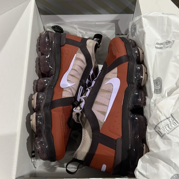 NEW WOMENS NIKE AIR VAPORMAX UTILITY Size 8 Cinnamon/Purple Agate-Burgundy Ash - Picture 16 of 17